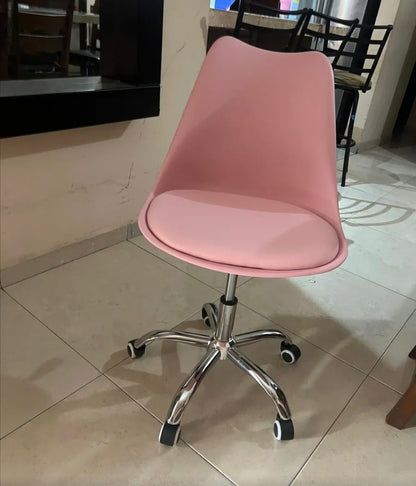 Silla eames ejecutiva con asiento  acochado y rueditas