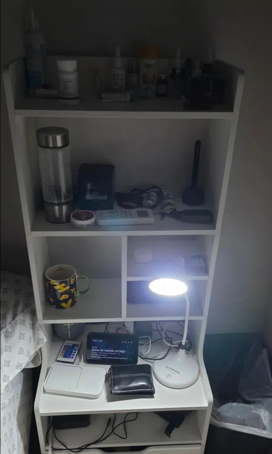 Mesita buró de noche alta con estación de carga y luz Led