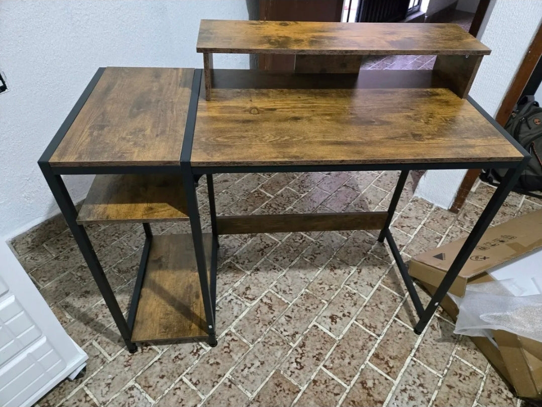 Escritorio para computadora con estante ajustable