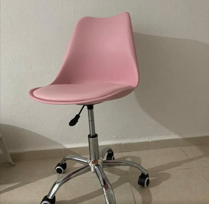 Silla eames ejecutiva con asiento  acochado y rueditas