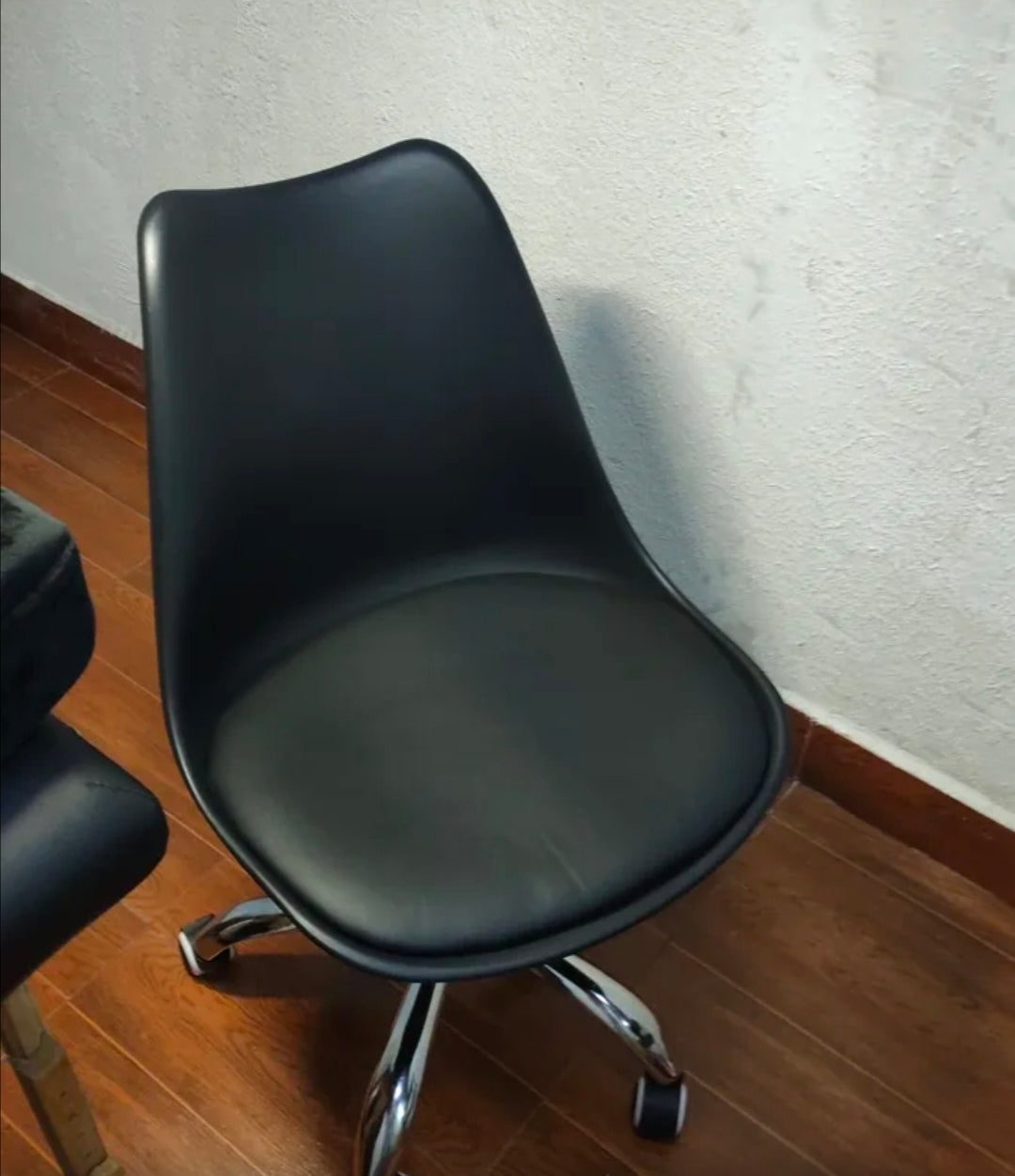 Silla eames ejecutiva con asiento  acochado y rueditas